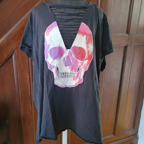 Torrid Skull Graphic Black T-Shirt With Cutout Neckline Slim Fit Womens Size 4 1 - Picture 1 of 7